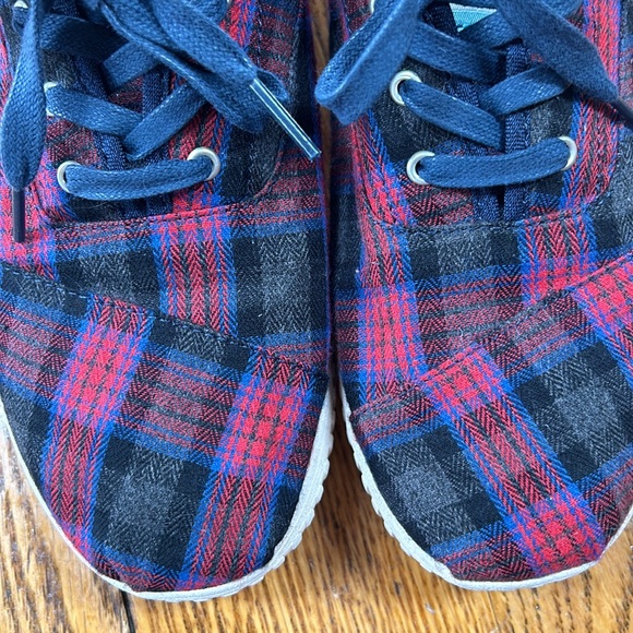 Toms brand red and blue plaid fabric sneakers. Women’s Size 9.  Great condition - Picture 10 of 11